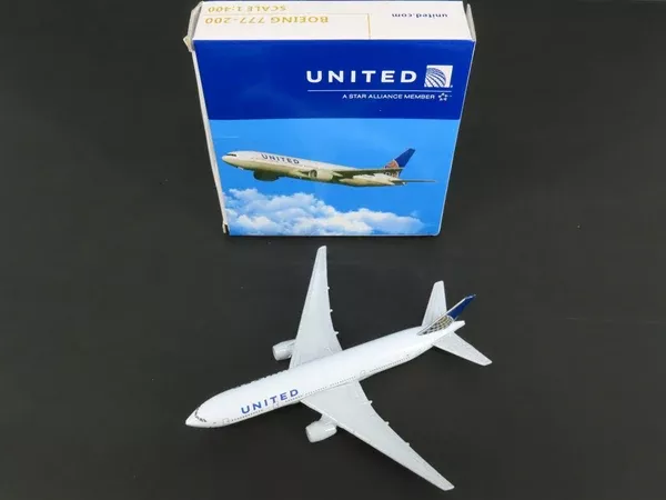 1:400 Scale Die-Cast United Airlines Boeing 777-200 Airliner N128UA