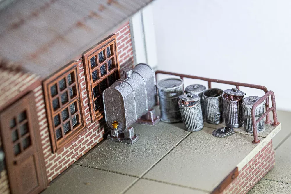 Empty Metal Trash Can With Lid Off (Set of 5) - HO Scale