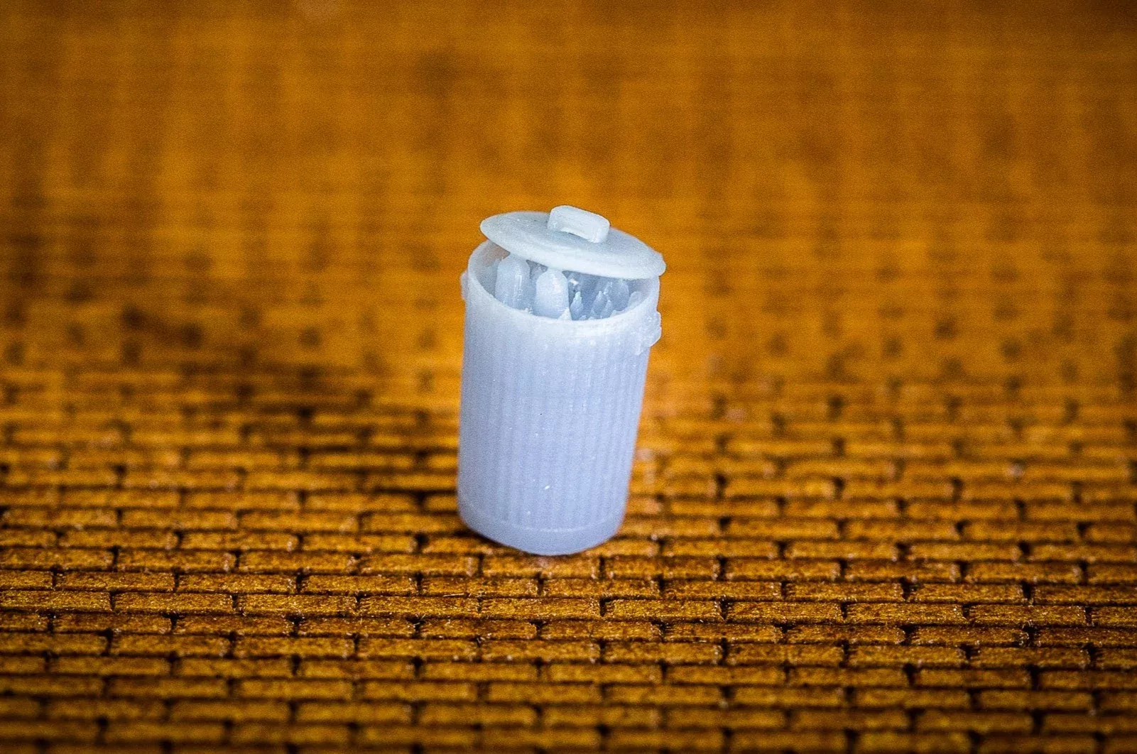 Full Metal Trash Can With Lid (Set of 5) - HO Scale